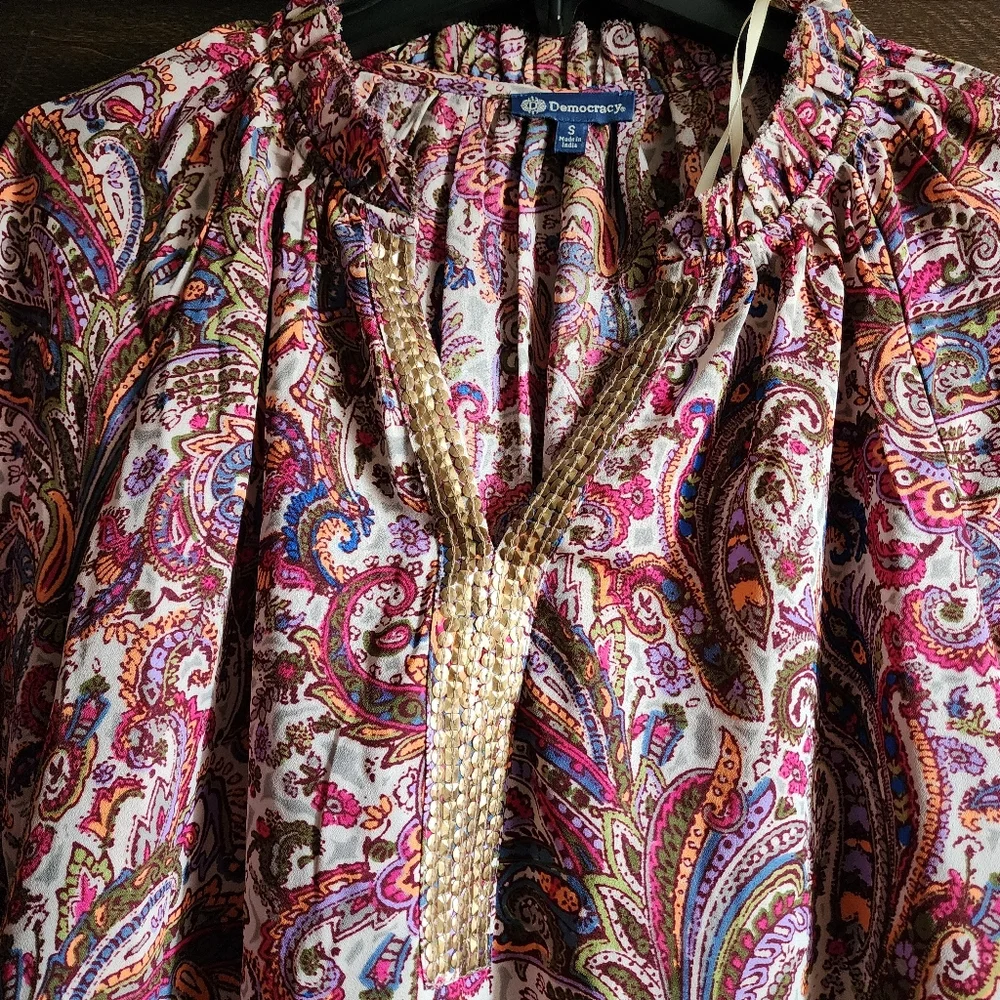 Democracy Woven Top Paisley Print 3/4 Blouson Sleeve Ruffle V-Neck Sage Burry S. - Picture 6 of 11